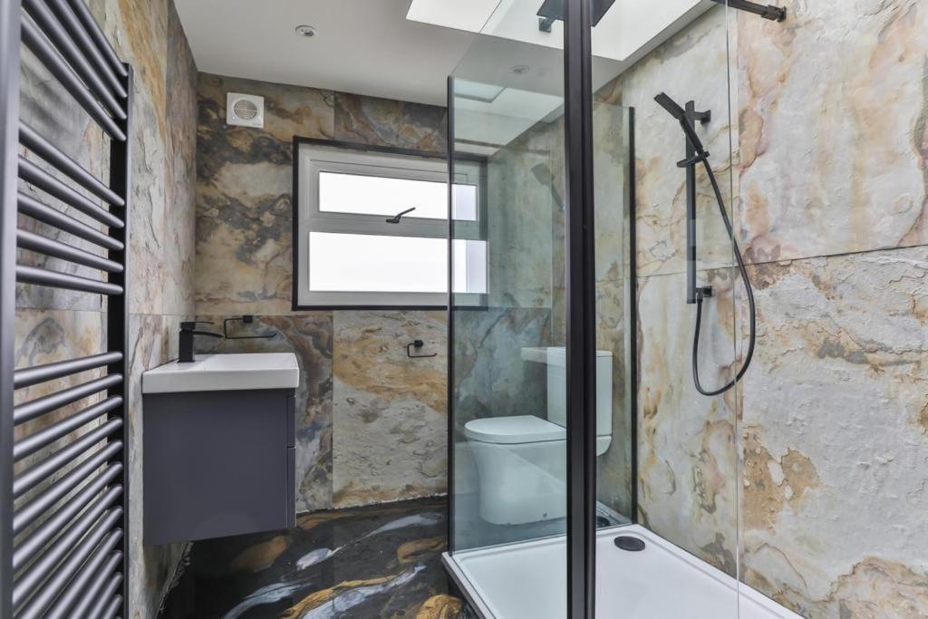 23 Trafalgar Square With Hot Tub And Cinema Scarborough Esterno foto