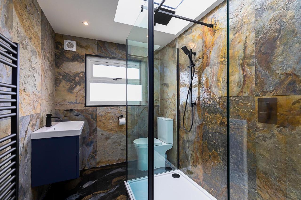 23 Trafalgar Square With Hot Tub And Cinema Scarborough Esterno foto
